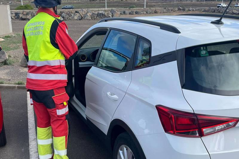 Baby rescued from locked car by firefighters in Puerto del Carmen