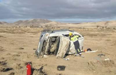 Six injured after vehicle overturns on dangerous dirt track in Esquinzo