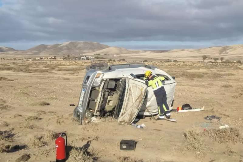 Six injured after vehicle overturns on dangerous dirt track in Esquinzo