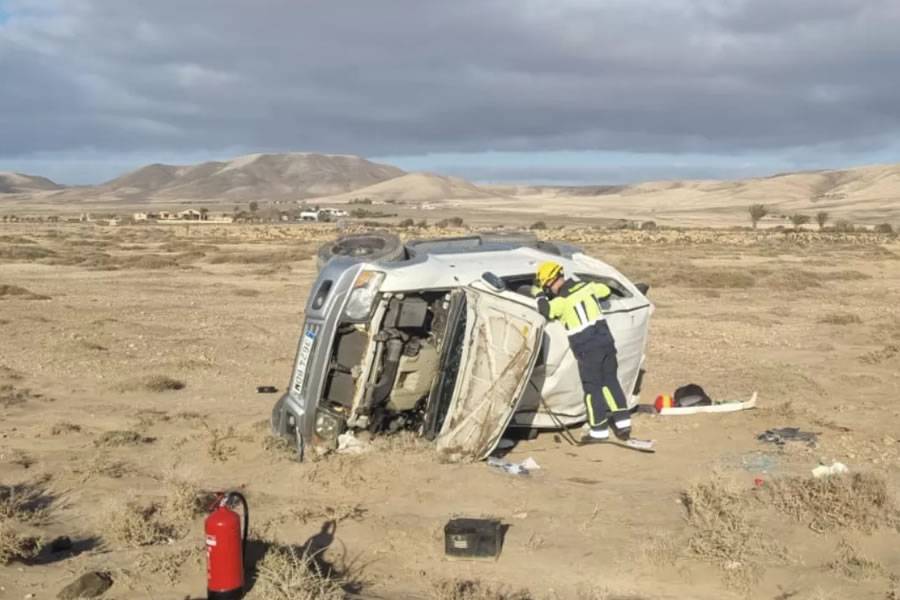 Six injured after vehicle overturns on dangerous dirt track in Esquinzo