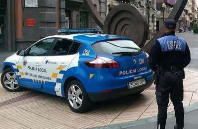 Man arrested for threatening women and brandishing a large knife in the streets