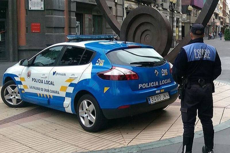 Man arrested for threatening women and brandishing a large knife in the streets