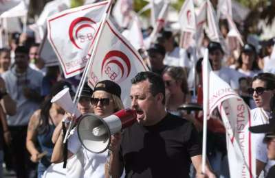 Thousands of hotel workers march in Tenerife with support from holidaymakers