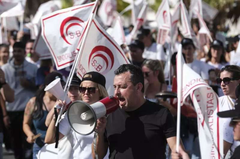 Thousands of hotel workers march in Tenerife with support from holidaymakers