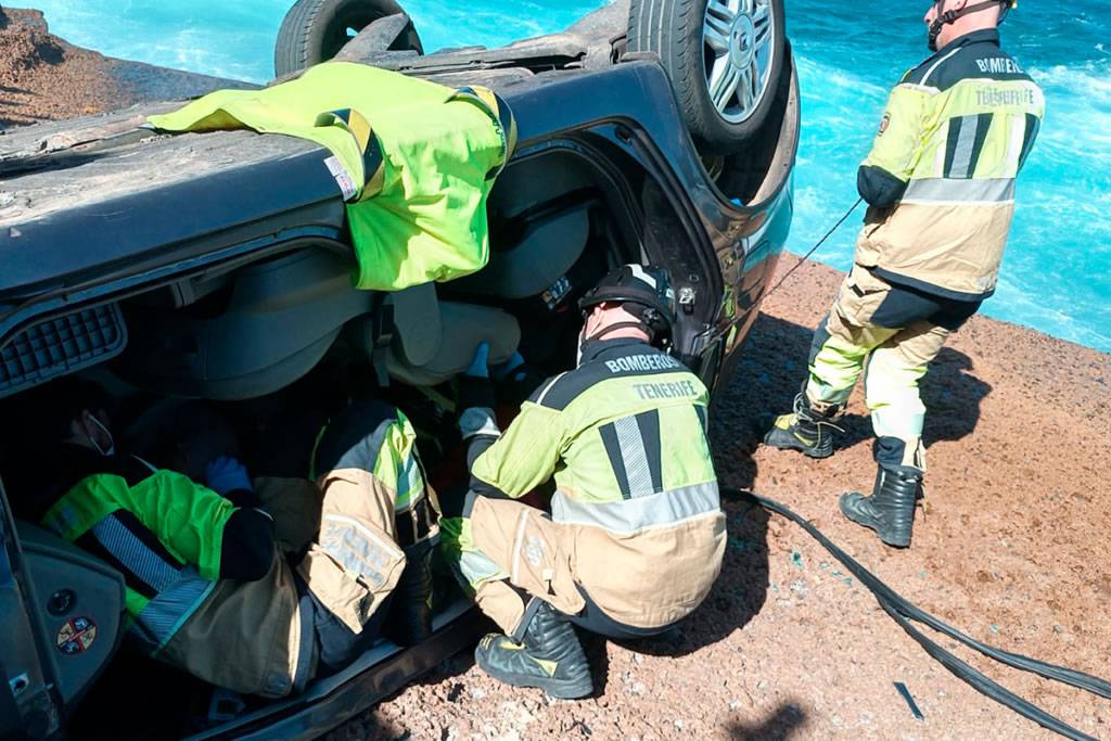 Three injured after car plunges off road near the Tenerife coast