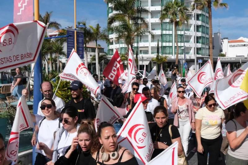 Unions threaten indefinite hotel staff strikes in Tenerife