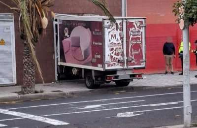 Delivery truck crashes into shopping centre wall in Tenerife