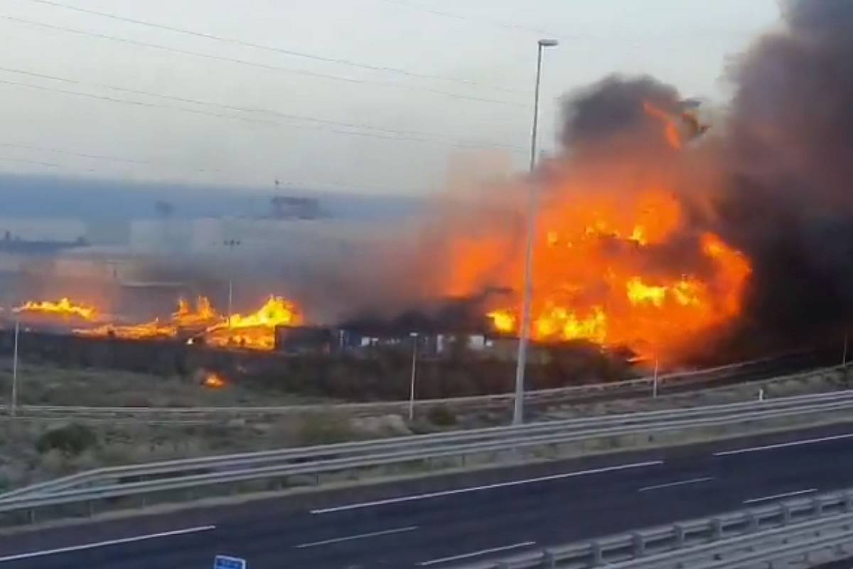 VIDEO: One injured in major fire that closes the TF-1 motorway in both directions 