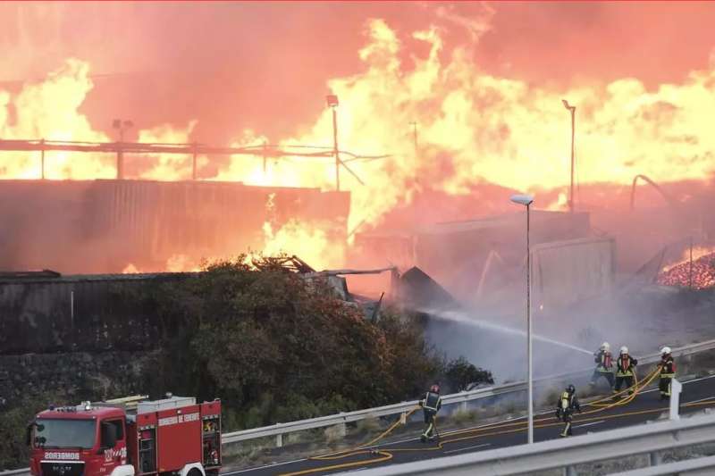 40 firefighters deployed overnight at the fire in Tenerife 