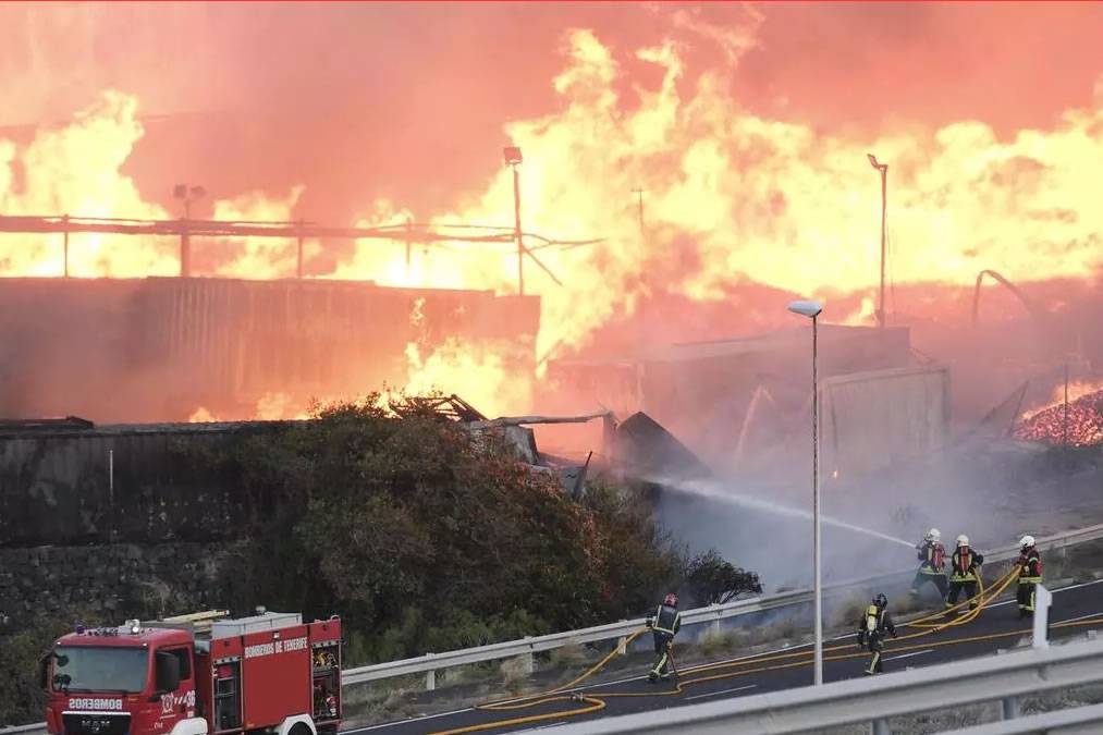 40 firefighters deployed overnight at the fire in Tenerife 