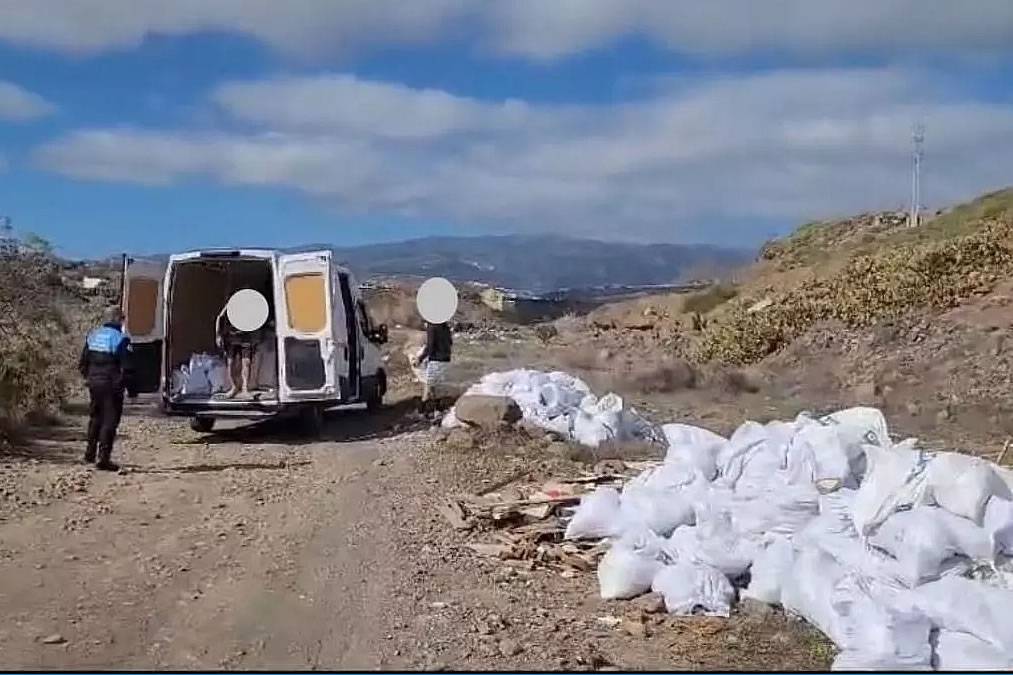 Police catch the person responsible for illegally dumping 4,850 kilos of rubbish in a ravine