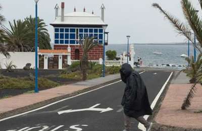 New storm system approaching the Canary Islands with winds and some rain
