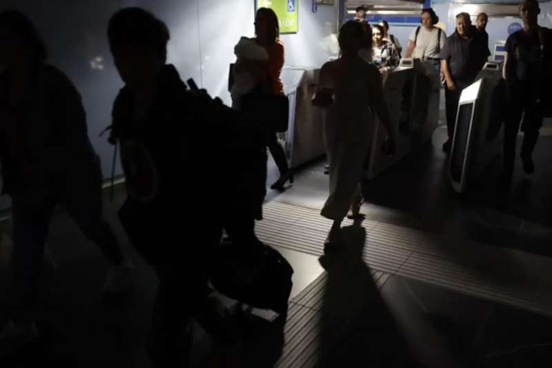Spain Plunged into Darkness: Major power cut leaves millions without electricity or internet