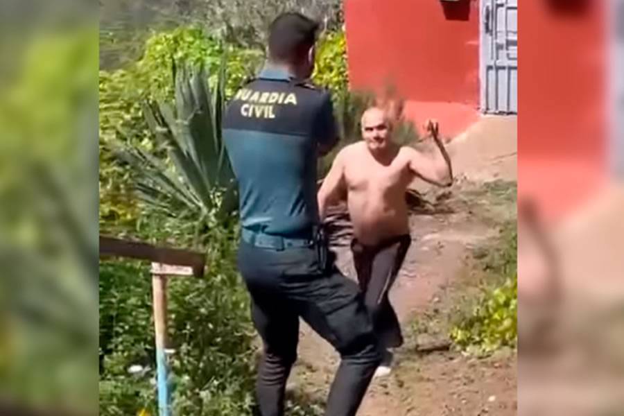 VIDEO: Moment Guardia Civil Shoots Knife Wielding Man in the Canary Islands