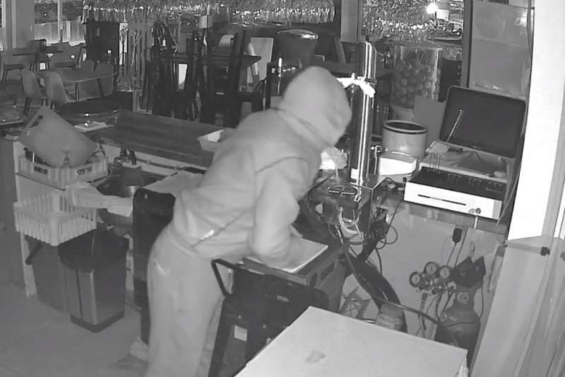 VIDEO: Cafe in Playa Blanca robbed of over €2,000 amid suspicions of inside job