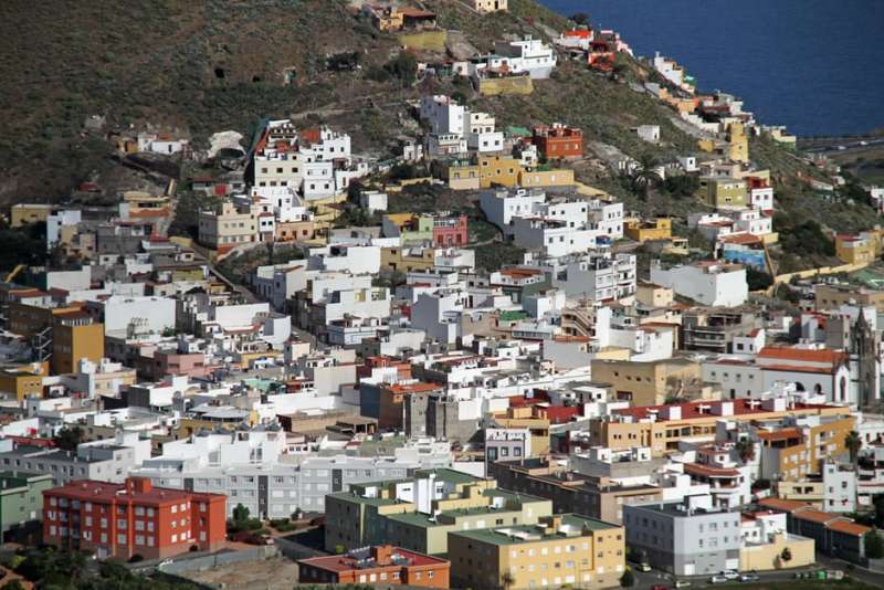 Spending a Relaxing Canaries Holiday Without Overspending