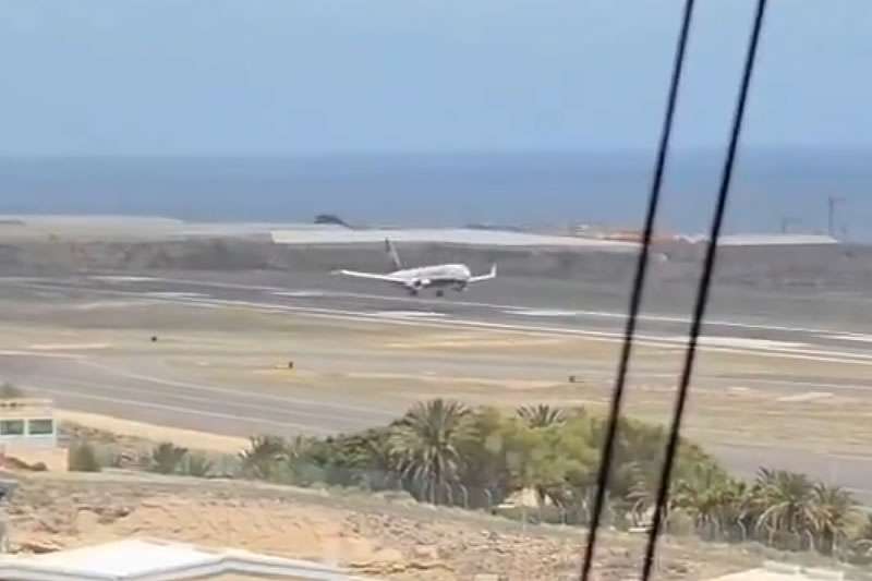 VIDEO: Dramatic aborted landing filmed at Tenerife South airport due to wind shear 