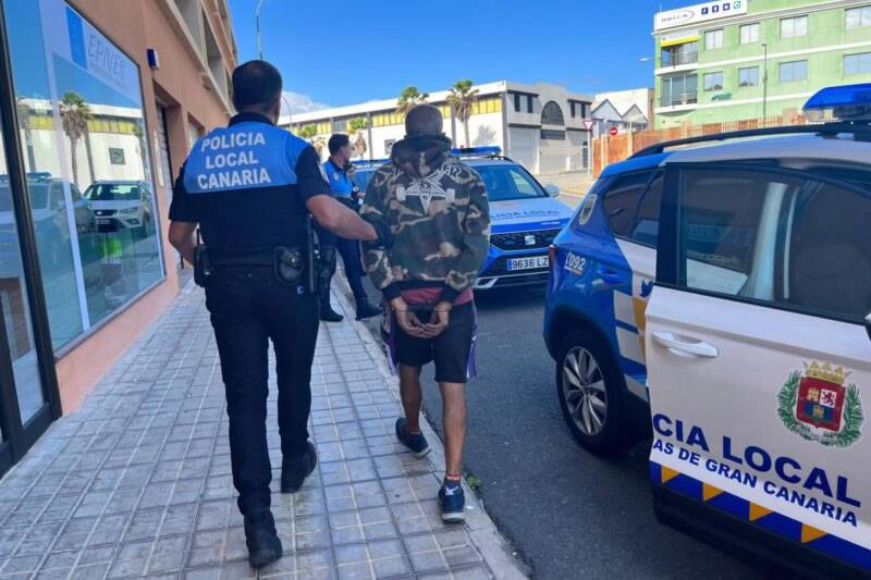 Two Moroccan men arrested after mugging an Irish tourist 