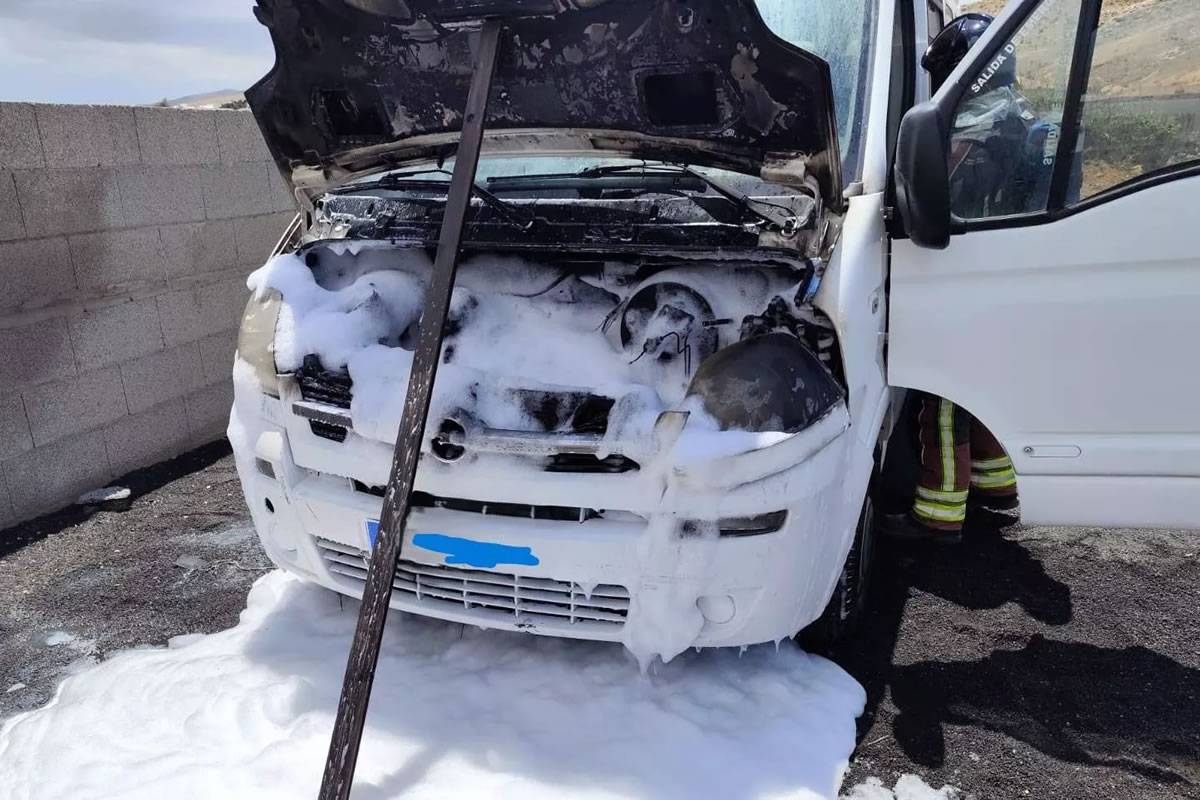 Minibus fire causes traffic disruptions in Teguise
