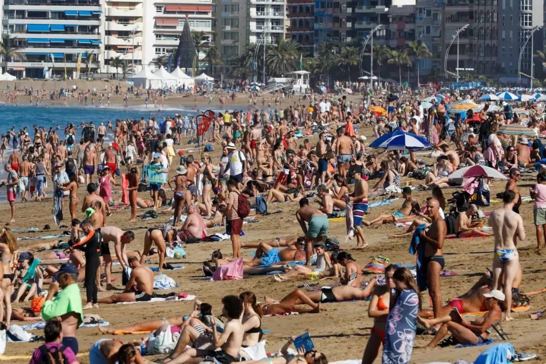 The Canaries break all-time tourism records with best month and quarter in history