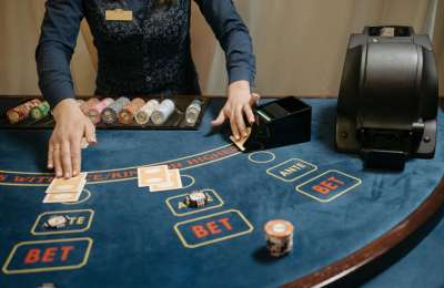 Why are online casinos popular in the Canary Islands?