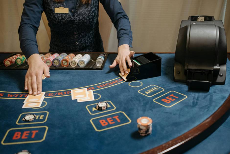 Why are online casinos popular in the Canary Islands?