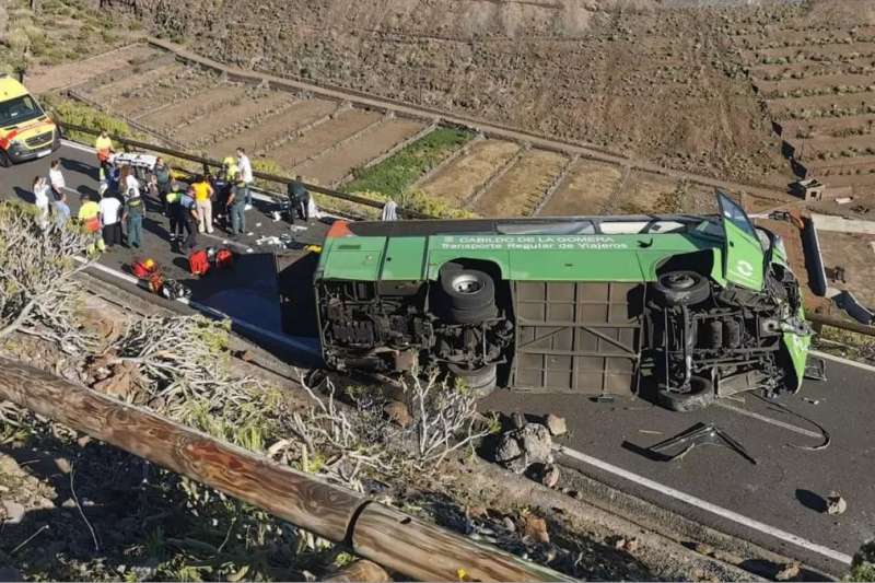 One dead and eleven injured after bus overturns in La Gomera