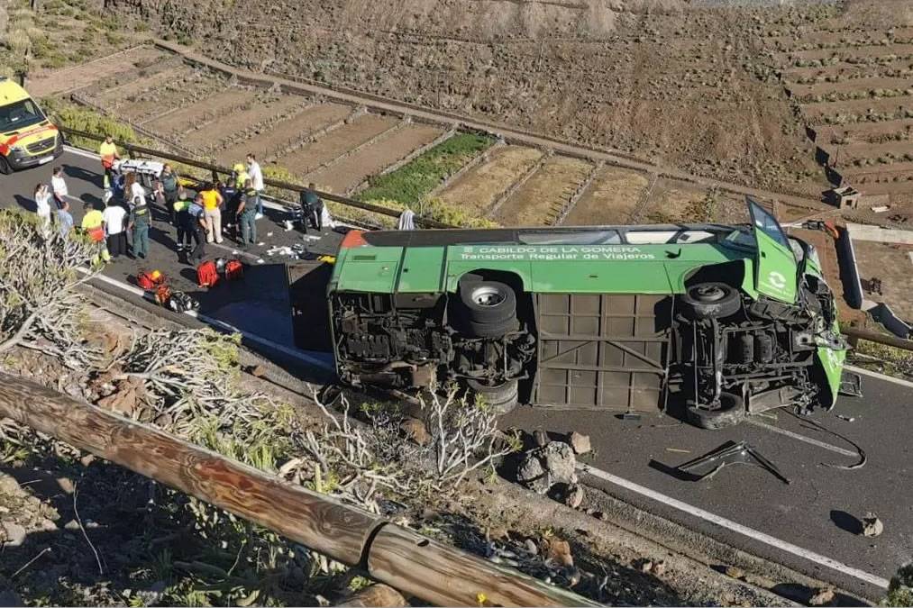 One dead and eleven injured after bus overturns in La Gomera