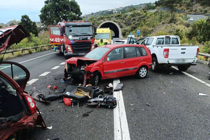 Multiple vehicle pile-up on the TF-5 motorway leaves several injured