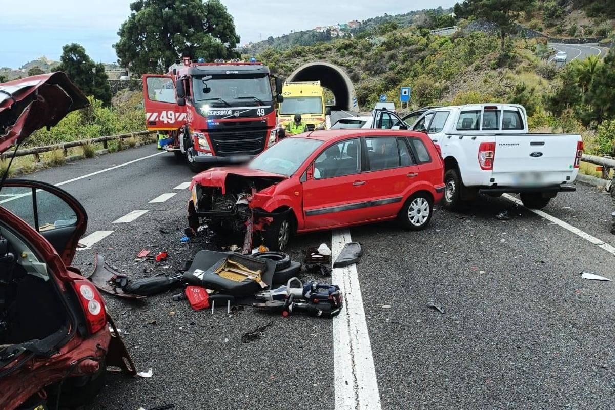 Multiple vehicle pile-up on the TF-5 motorway leaves several injured