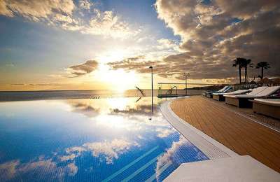 A hot, sunny, but cloudy day is forecast in the Canary Islands this Monday