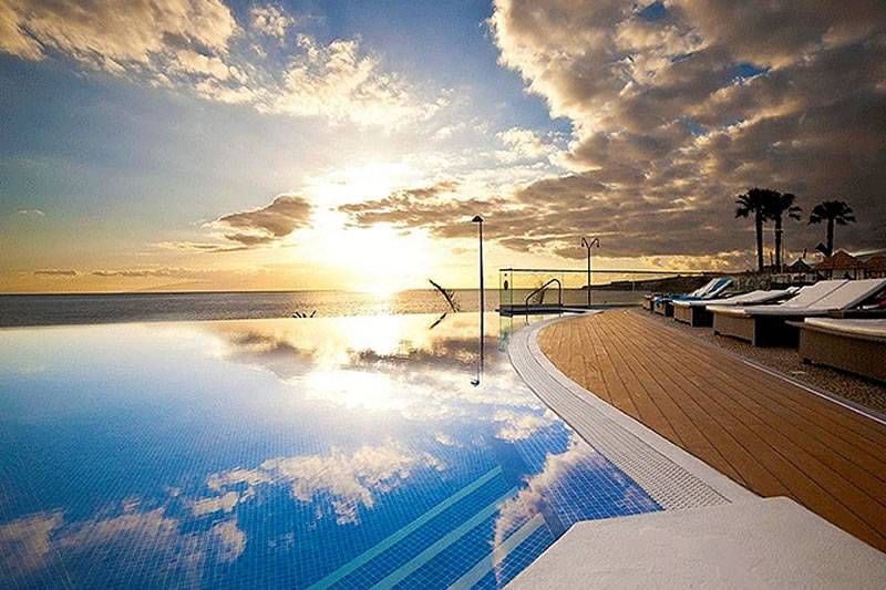 A hot, sunny, but cloudy day is forecast in the Canary Islands this Monday