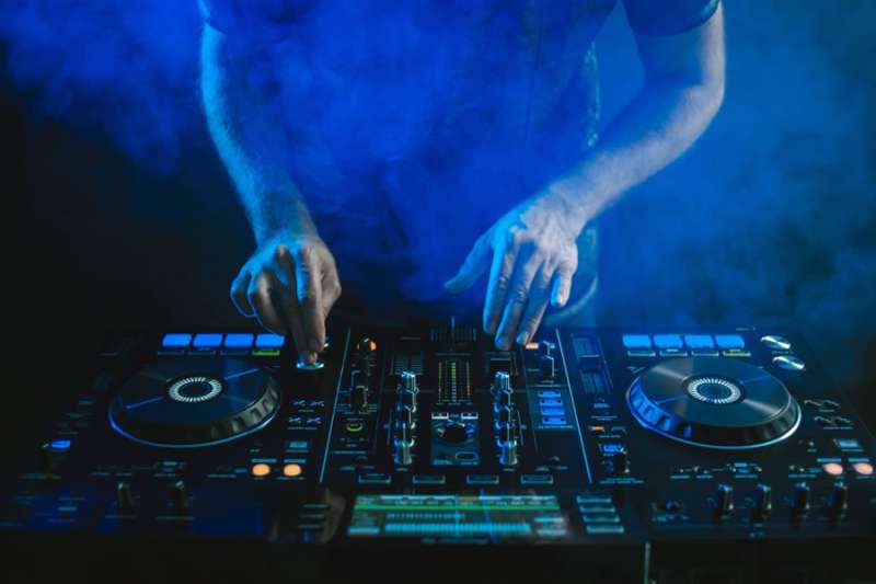 Guardia Civil policeman wins legal battle to also work as a DJ