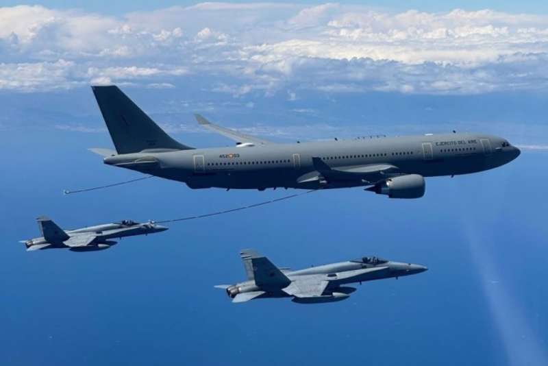 F-18 fighter jets and Airbus A330 tanker carry out major aerial refuelling test over the Canaries 