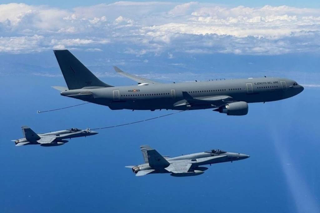F-18 fighter jets and Airbus A330 tanker carry out major aerial refuelling test over the Canaries 