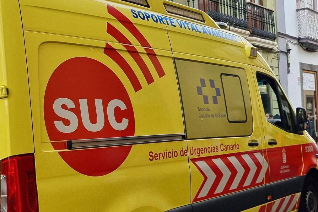 Paramedics save woman’s life after she collapses in a Tenerife street from a heart attack