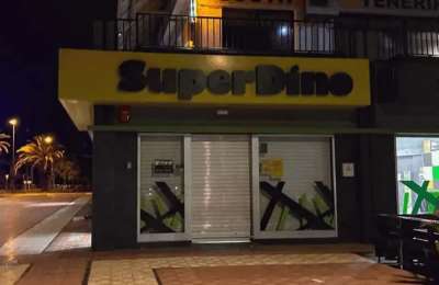 Police catch two thieves stealing 25 bottles of spirits from a supermarket in Los Cristianos
