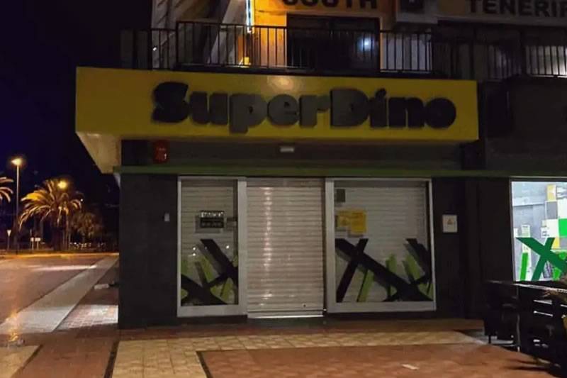 Police catch two thieves stealing 25 bottles of spirits from a supermarket in Los Cristianos