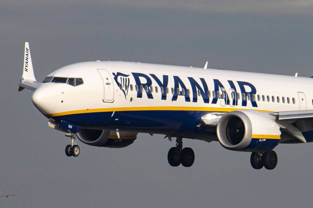Police officer injured by disruptive passenger on Ryanair flight to Lanzarote