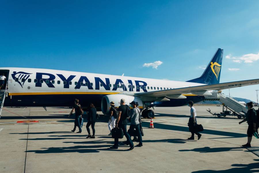 Airport worker dragged off Ryanair flight after forcing way on board in Lanzarote