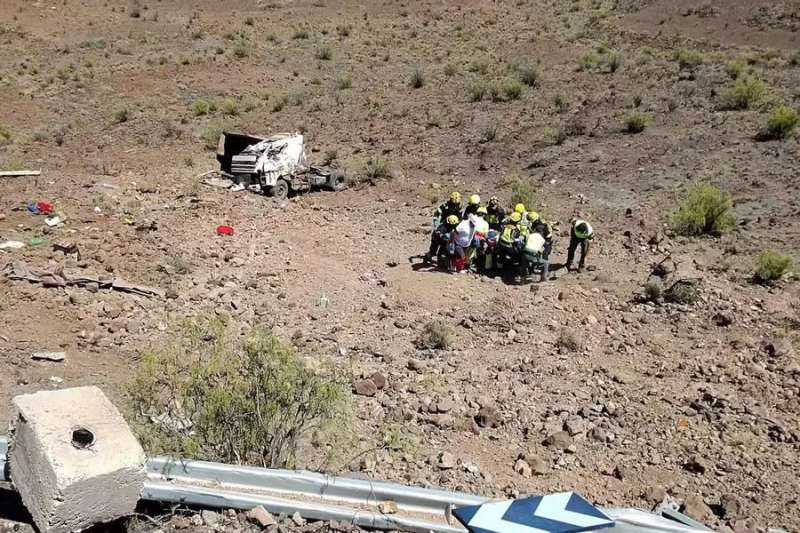 Truck driver seriously injured after plunging 15 metres down slope in Gran Canaria