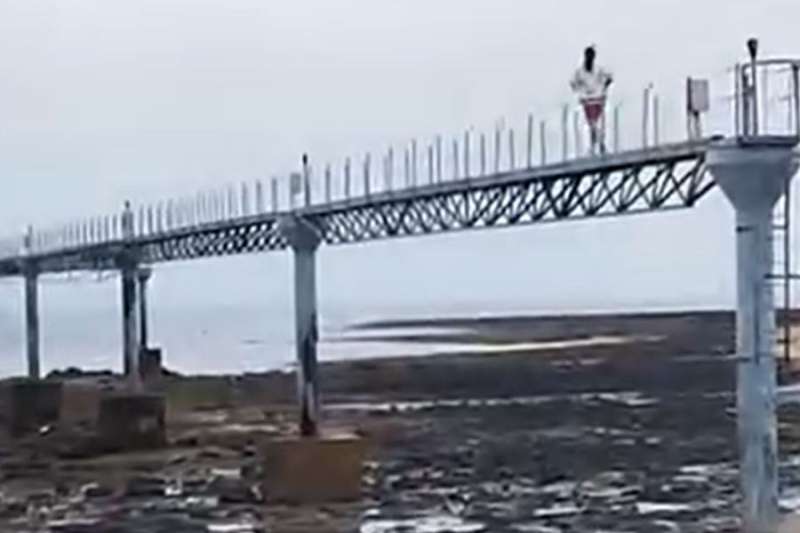 VIDEO: Man caught on camera climbing airport lighting tower in Lanzarote