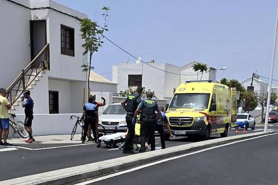 Pedestrian seriously injured after being knocked over by a cyclist in Lanzarote