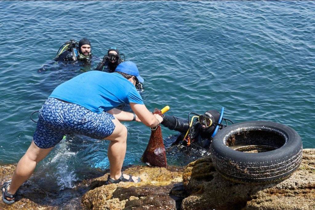 Divers collected 45 kilos of rubbish in one day from two popular beaches in the Canary Islands