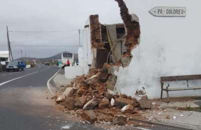 Bus crashes into house in Lanzarote causing the LZ-409 road to be closed