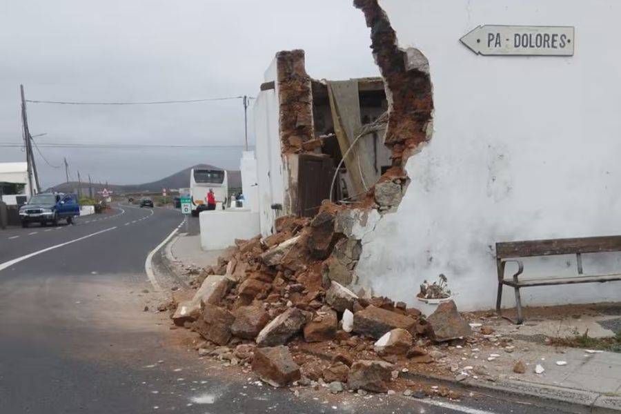 Bus crashes into house in Lanzarote causing the LZ-409 road to be closed