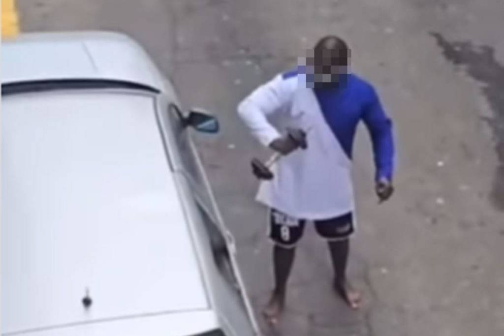 VIDEO: Man arrested in south Tenerife after smashing car with dumbbell and threatening locals with knife