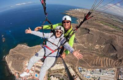 95-year-old Sheila Johnson paraglides into the record books in Tenerife