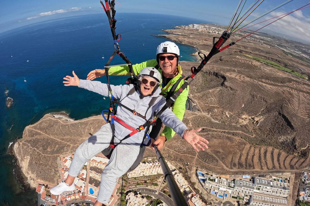 95-year-old Sheila Johnson paraglides into the record books in Tenerife