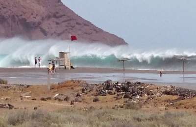 Man left in critical condition after being hit by wave at beach in the south of Tenerife 